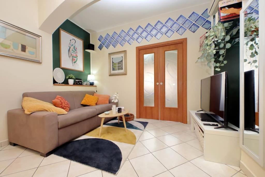 Relax With 2 Balconies - 2 Bedroom Flat, 3rd Floor With Lift, High Comfort, Quite, A Walk From Urban Train Station Gemelli And Metro A Stops Battistini & Cornelia Connecting To Center In 20 Minutes, 2 Steps From Bus Stop, Cycle Path, Groceries Appartamento Roma