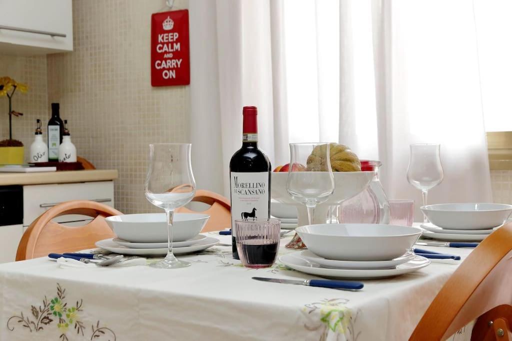 Appartamento Relax With 2 Balconies - 2 Bedroom Flat, 3rd Floor With Lift, High Comfort, Quite, A Walk From Urban Train Station Gemelli And Metro A Stops Battistini & Cornelia Connecting To Center In 20 Minutes, 2 Steps From Bus Stop, Cycle Path, Groceries